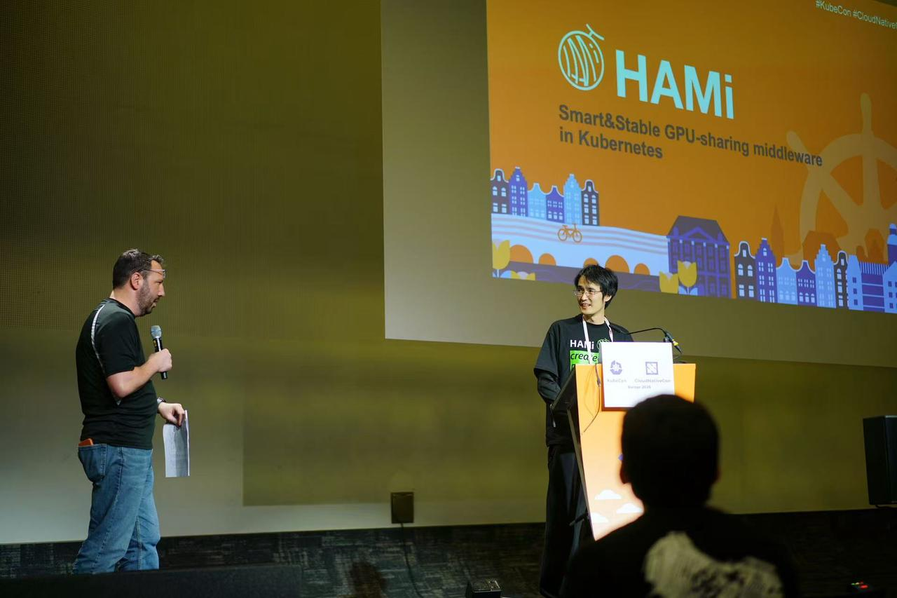 Mengxuan Li presenting HAMi at KubeCon